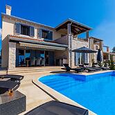 Gorgeous Villa With Private Pool and Covered Terrace & Sea View