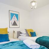 Tudors eSuites Birmingham House with Private Garden Free Parking