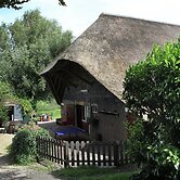 Quaint Farmhouse near River in Oosterwijk