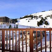 Alpine Stay With Balcony