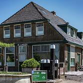 Quaint Holiday Home in Friesland by the Lake