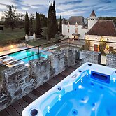 Grand Castle in Saint Caprais de Lerm with Sauna & Hot Tub