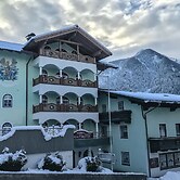 Hotel Rothirsch by Skinetworks