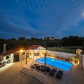 Beautiful Holiday Home in Mali Iz With Pool