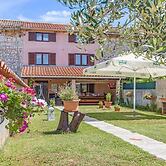 Heritage House in Orihi With an Elegant Garden