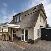 Spacious Villa With a Sauna, at the Tjeukemeer