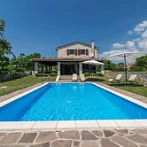 Spacious Villa in Tinjan With Pool