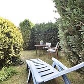 Apartment With Sunbathing Lawn