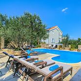 Superb Apartment in Murter with Hot Tub