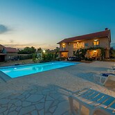 Beautiful Holiday Home in Lisicic