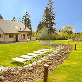 Luxurious Villa with Sauna, Hot Tub, Recreation Room, Large Enclosed G