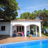 Peaceful Villa in Canyelles With Swimming Pool