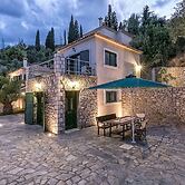 Spacious Villa near Sea in Pera Melana