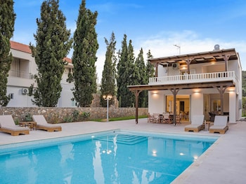 Villa in Epano Sisi Near Child-friendly Beach