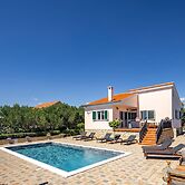 Modern Countryside Villa Near the Sea, Private Swimming Pool, Lovely G