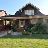 Aunt Beas Bungalow - Right in Town!