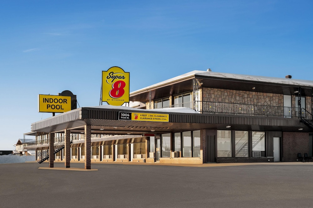 Super 8 by Wyndham Hearst ON