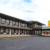 Super 8 by Wyndham Hearst ON