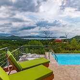 Big, Ultramodern Hillside Home With Private Pool and Endless Ocean Vie