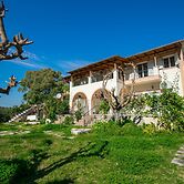 Family Private Homes with Sea View