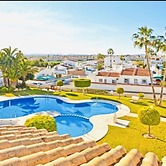 2-bed Apartment 10 min Drive to the Beach!