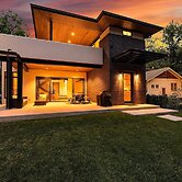 Relaxing in Paradise w Private Roof Top Deck!!