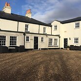 4BR & 4 Bathroom Cottage Parking Garden Near St Neots