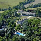 Elegante Appartamento in Villa con Piscina