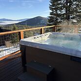 Tahoe Donner Pinnacle Loop Mountain 5 Bedroom Home by RedAwning