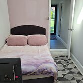 1 Bedroom Annex - 2 Mins From Train Station