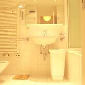 Spacious & Central - Rainbow B