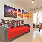 7 Mins From The Beach, Shared Pool Free Wifi