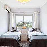 Large Contemporary 3 Bedroom Apartment