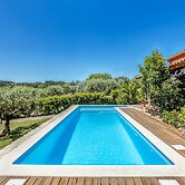 Carcavelos Villa With Pool