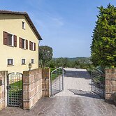 Tranquil Retreat With Valley Views