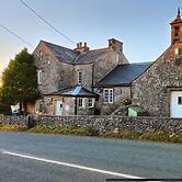 Old School House Sleeps 26, Pets