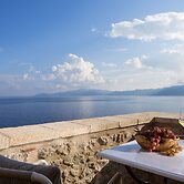 Moni Emvasis Luxury Suites