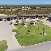 Eagle's Den Suites Cotulla a Travelodge by Wyndham