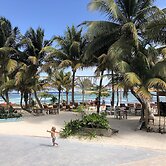 Noah Beach Hotel & Suites