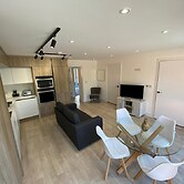 Stylish 2 Bed 2 Bath Flat with Garden