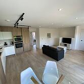 Lovely 2 Bedroom Flat with Parking