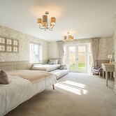 6 Bedroom New Build Detached House in Bicester