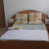 Sleeps8- Private Secure Parking- Garden- Aircon