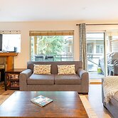 Fabulous Location Private Hot Tub, NO Car Needed, Sleeps 8