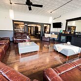 The Pub with Private Yard & Parking, Near the Falls & Casino by Niagar