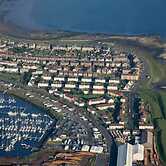Marina View, Lovely Upper 3 Bedroom Apartment