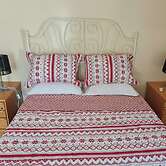 4 Bed House Sleeps 8 - Garden and Pets Welcome