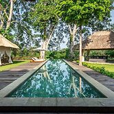 Luxury Jungle Villa, 3 BR, Ubud With Staff