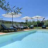 Superb Modern Villa With Pool, Large Fenced Yard Near the Beach