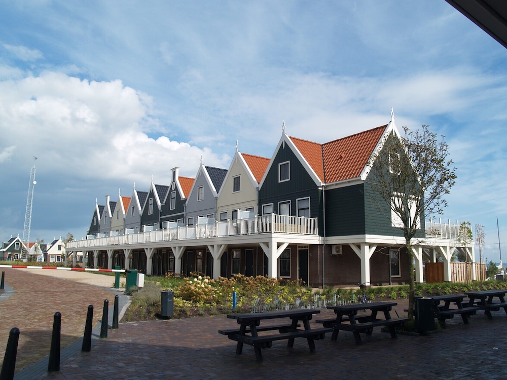 Spacious Holiday Home on Markermeer near Amsterdam